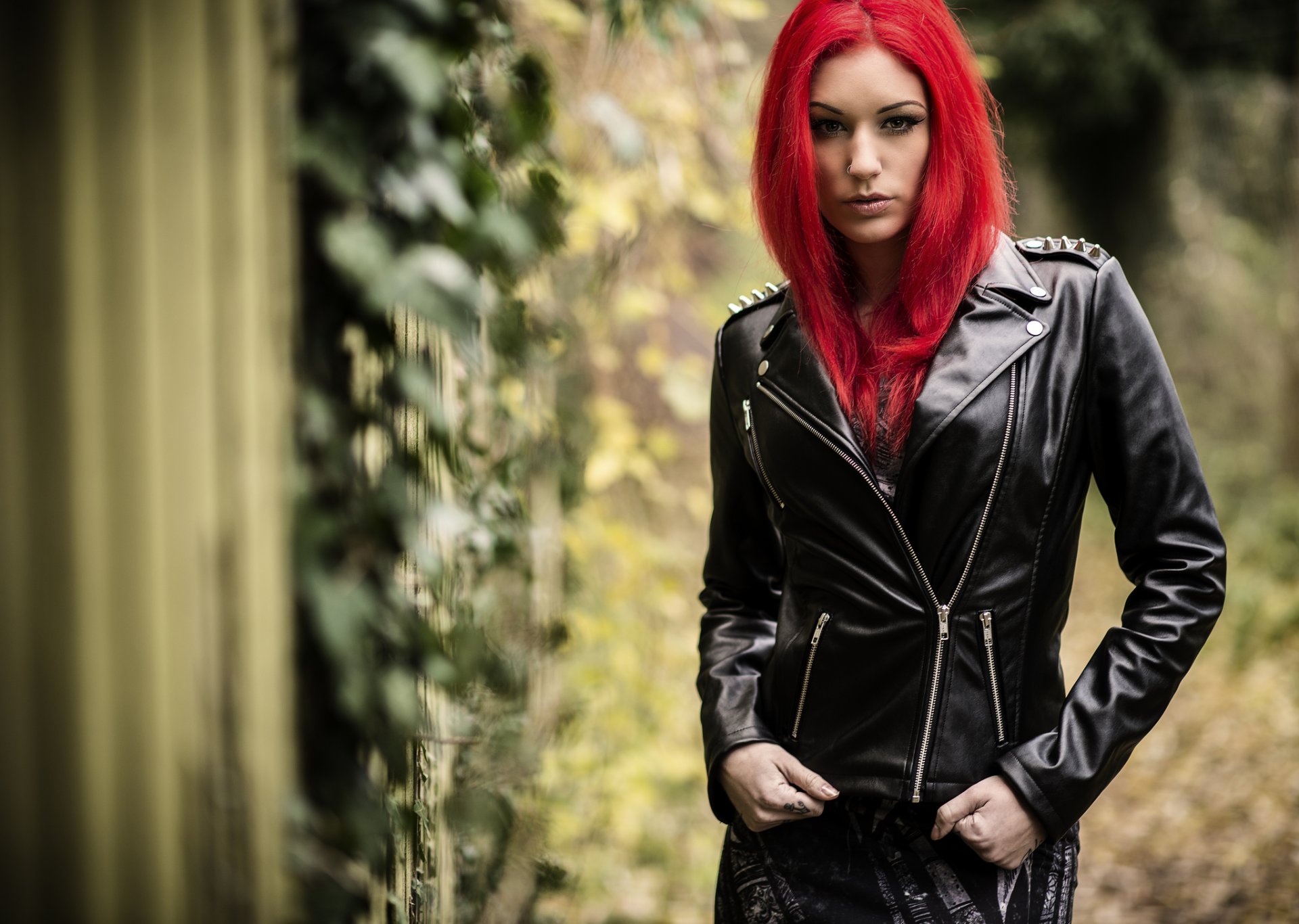 fille cheveux rouges rouge cheveux look veste en cuir fond