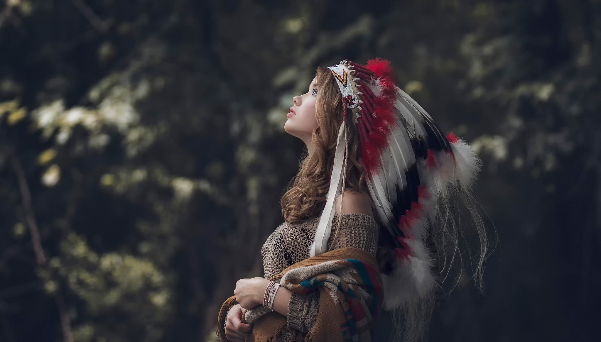 coiffe plumes bokeh portrait profil