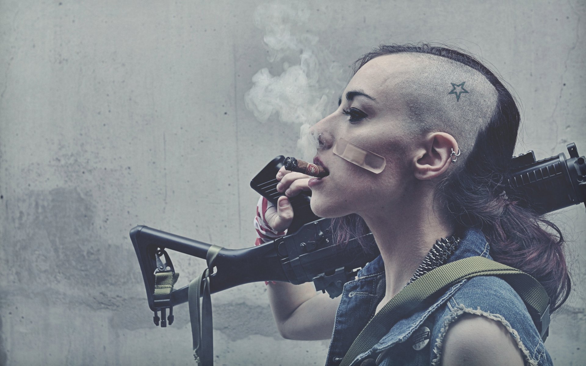 tank girl brunetka strzyżenie tatuaż cygaro palenie broń