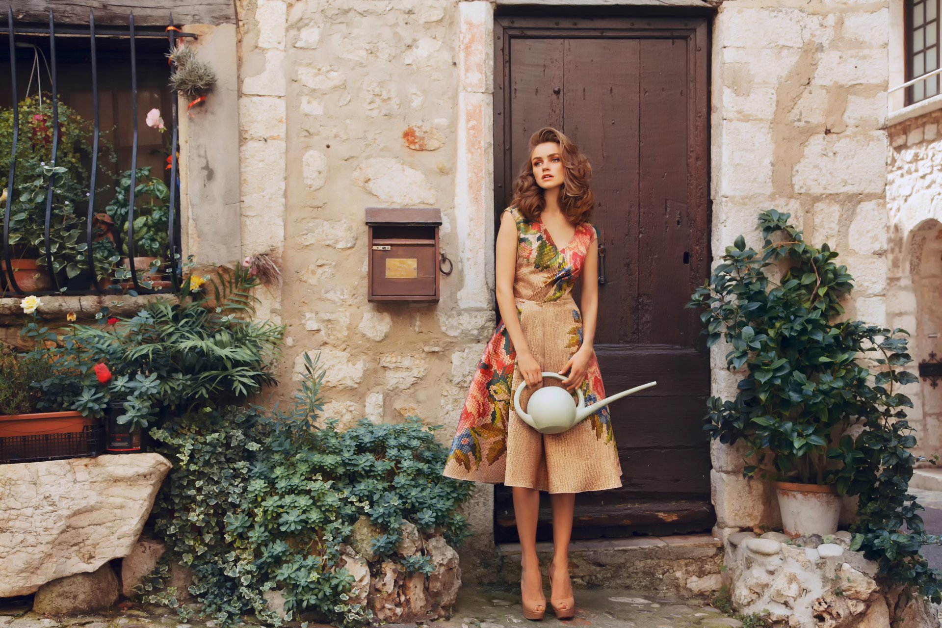 rétro fille de l agriculteur vintage robe arrosoir village