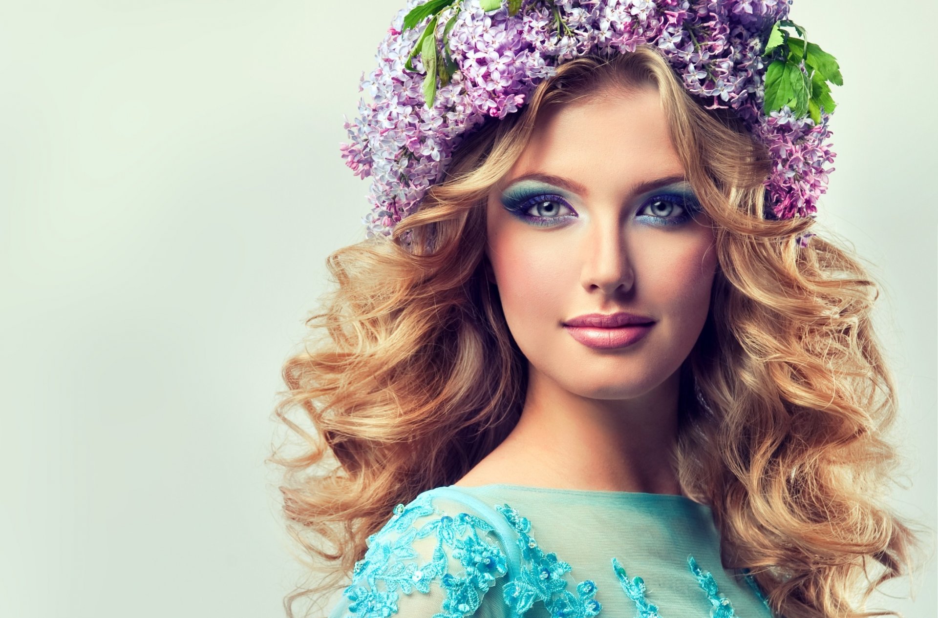 fondo chica estilo mirada juguetona flores corona lila traje azul