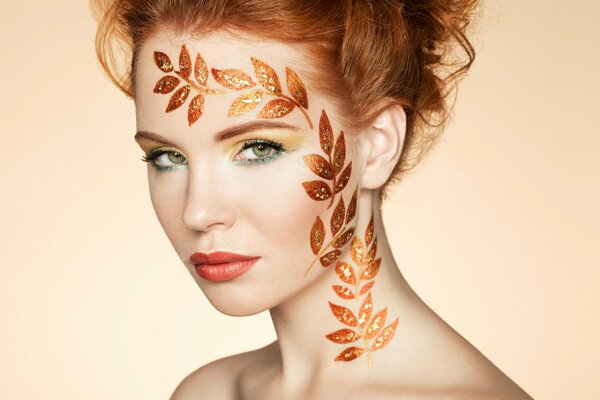 Rousse fille avec un motif sur le visage