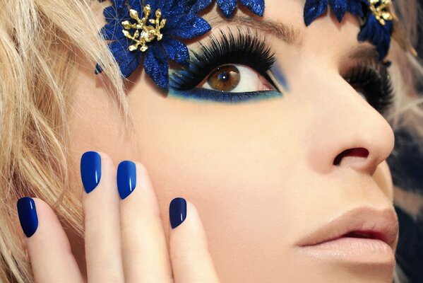 Maquillaje azul para chica rubia