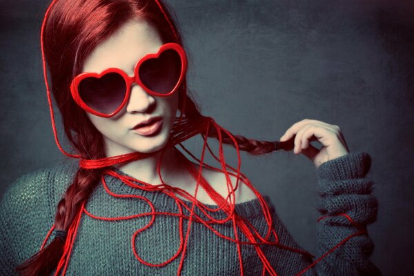 Foto de una chica con el pelo de fuego con gafas