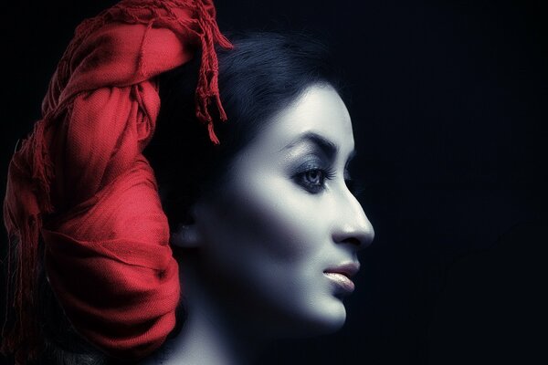 Portrait de jeune fille avec maquillage et bandeau rouge sur les cheveux