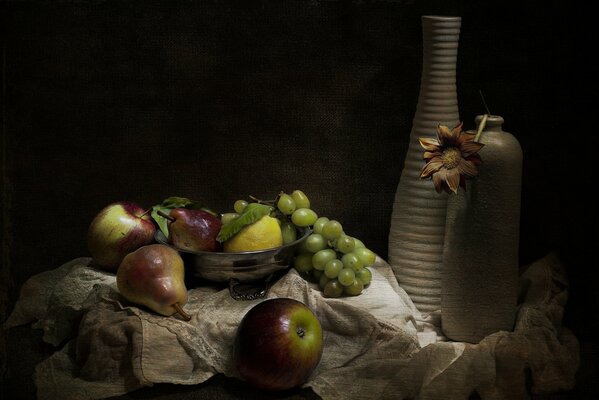 Vintage-Stillleben. Vase, Obstschale