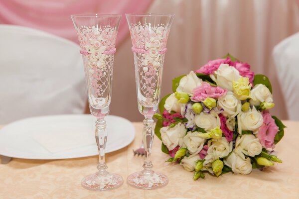 Verres à vin avec des assiettes et des fleurs