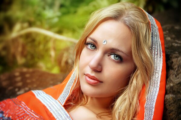 Ragazza in sari con bellissimi occhi verdi