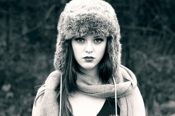 Chica con sombrero de invierno y bufanda