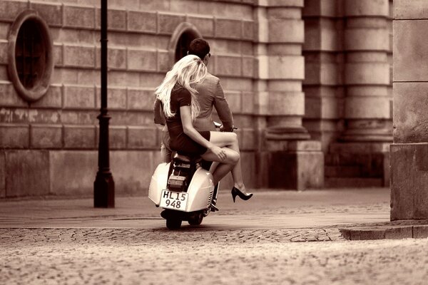 Anciennes rues de Copenhague. Fille avec un mec sur un scooter