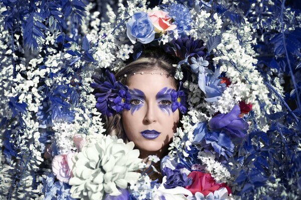 La cara de la niña en el fondo de las flores