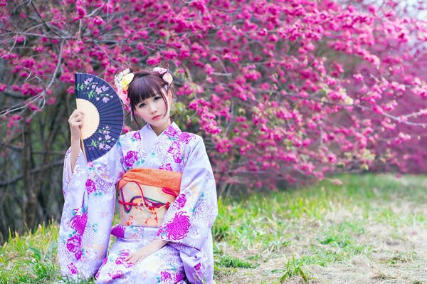 Fille japonaise dans un beau jardin de printemps