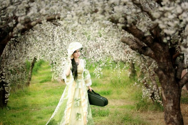 Chica con vestido verde en un Jardín en flor