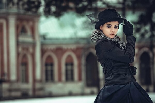 Anna Karenina en un retrato con un sombrero elegante