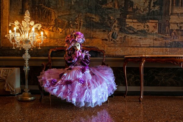 Chica sentada en el Palacio en un hermoso vestido