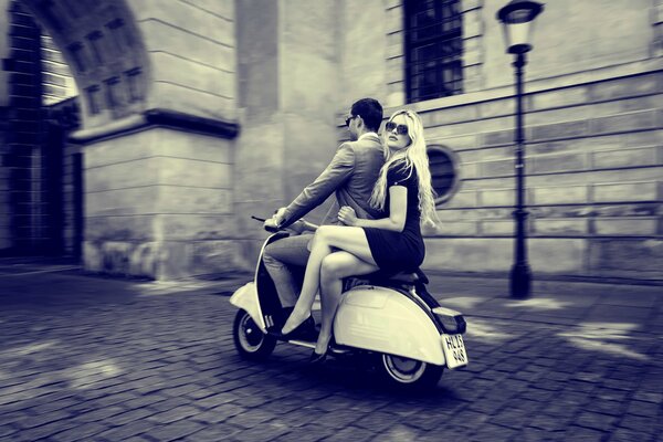 Ragazzo con ragazza in moto