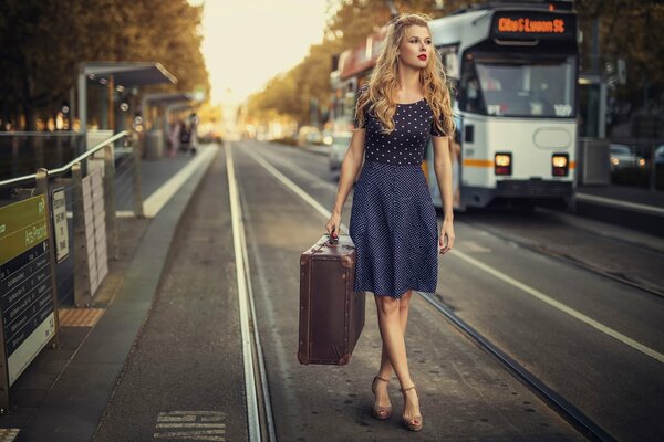 Nuovo tram e vecchia ragazza