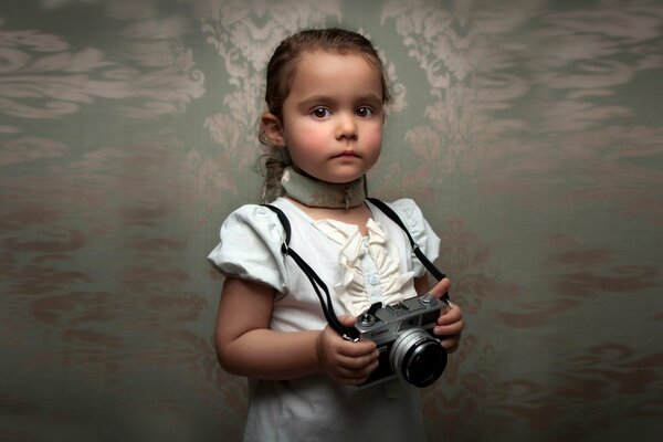 Foto retrò del bambino con la macchina fotografica