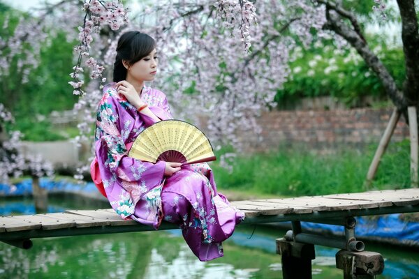 Stilvolle asiatische Mädchen im Sommer