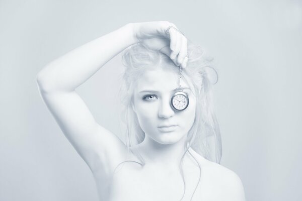 Portrait d une jeune fille avec une horloge dans un style blanc