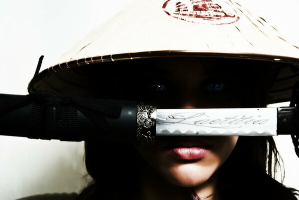 Chica con sombrero y con Katana