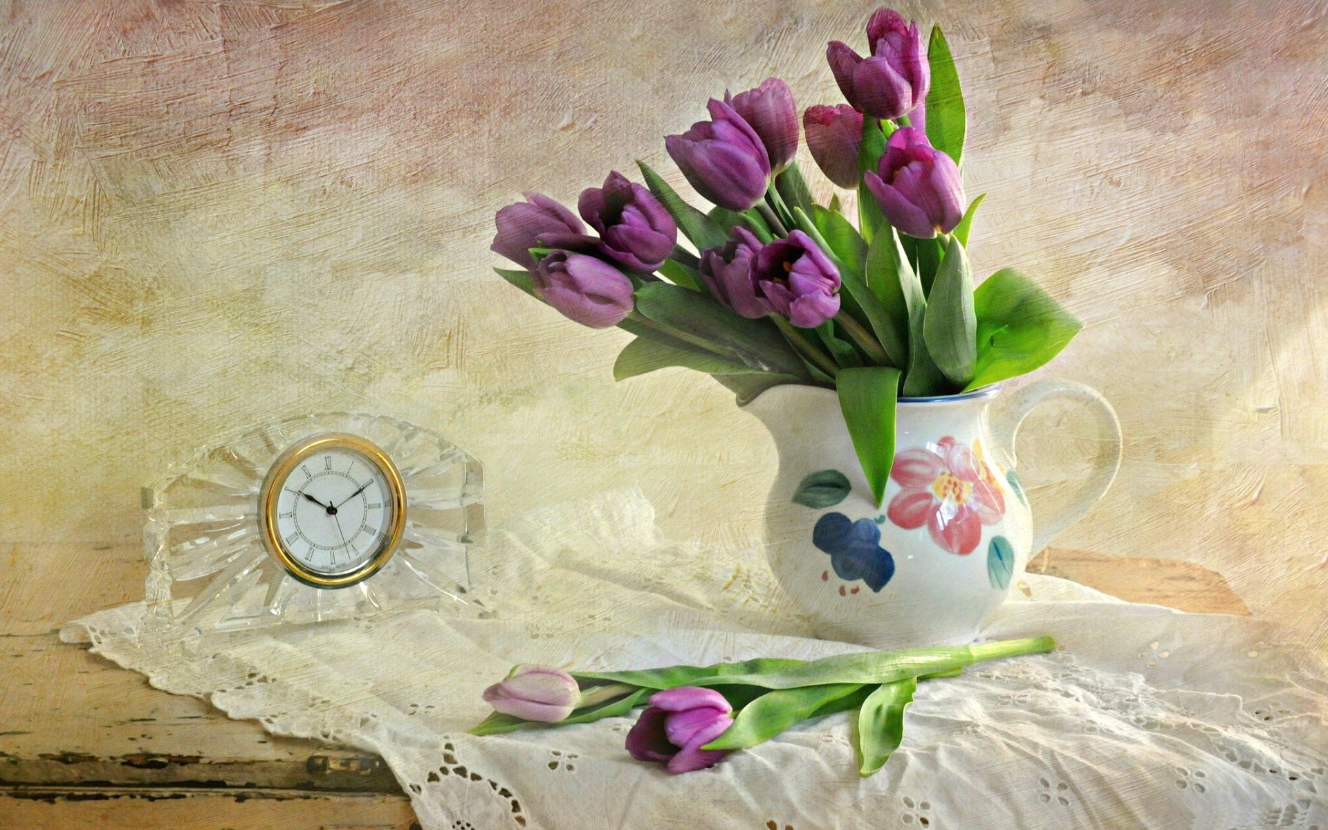 tulipanes púrpura florero reloj mantel mesa pared