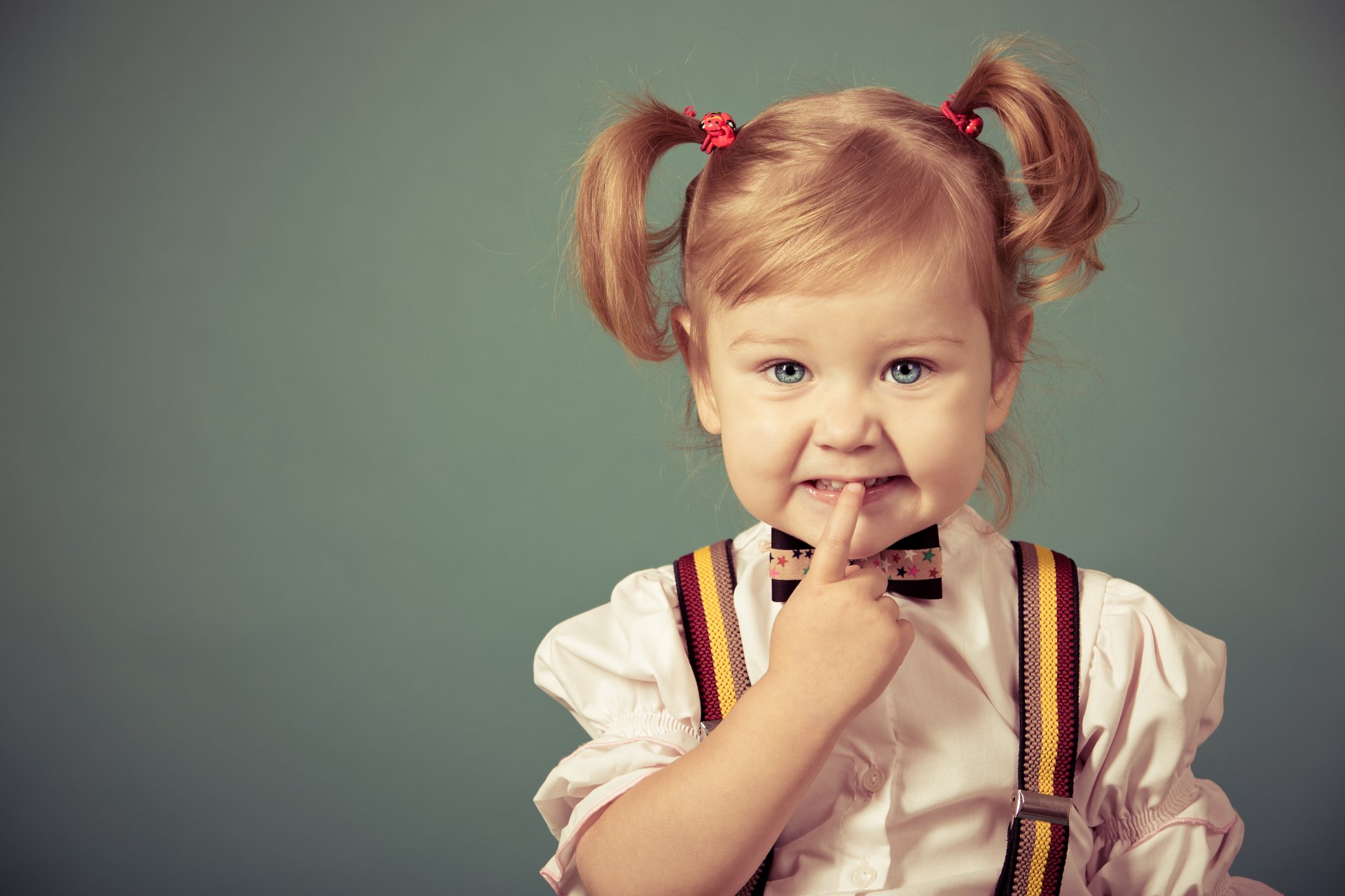 élégant jeune blond en colère fille mode arc de cheveux enfant enfance bretelles blonde en colère belle petite fille mode arc de cheveux enfants mignon