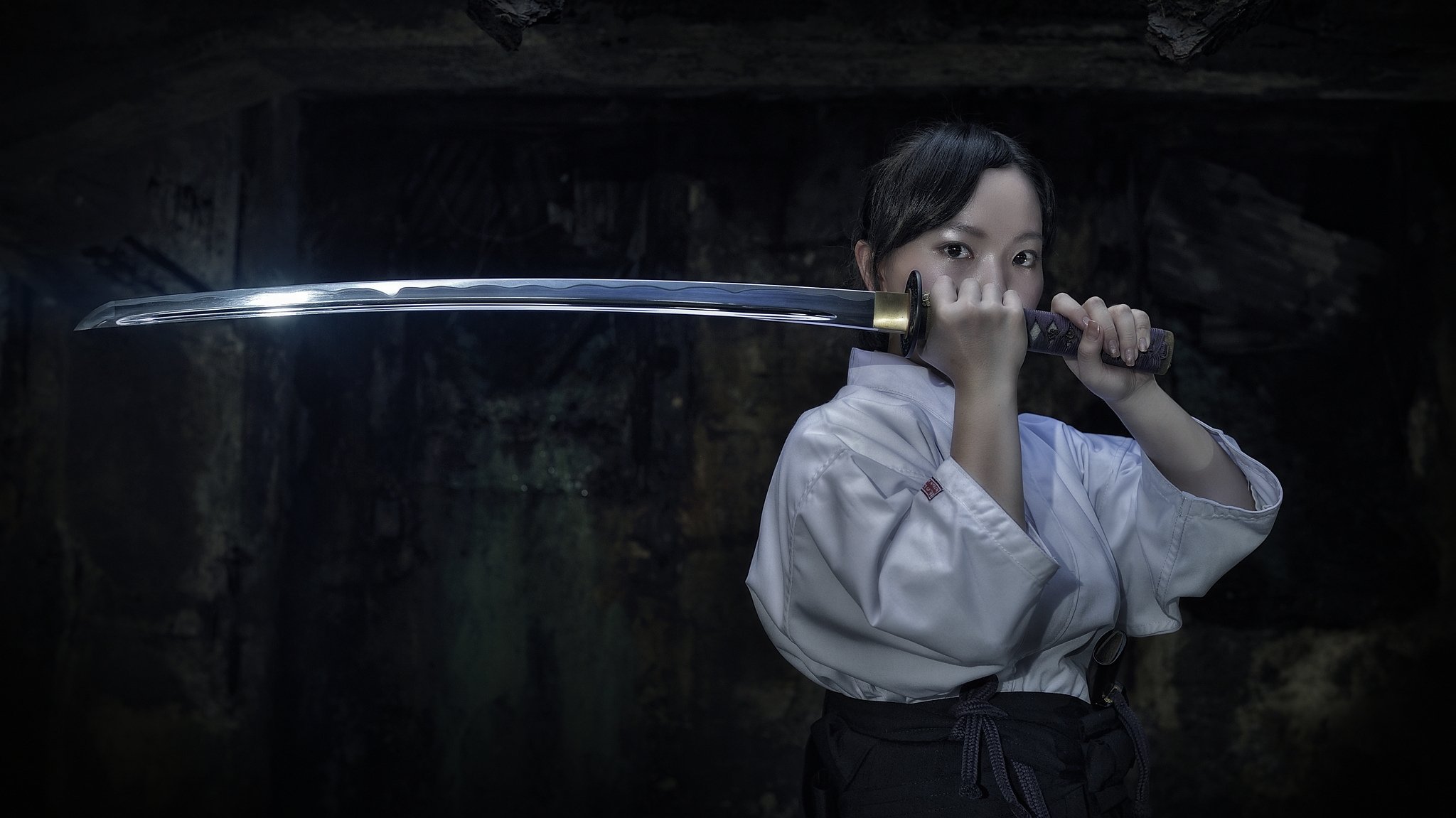 chica asiático mirada kimono armas katana