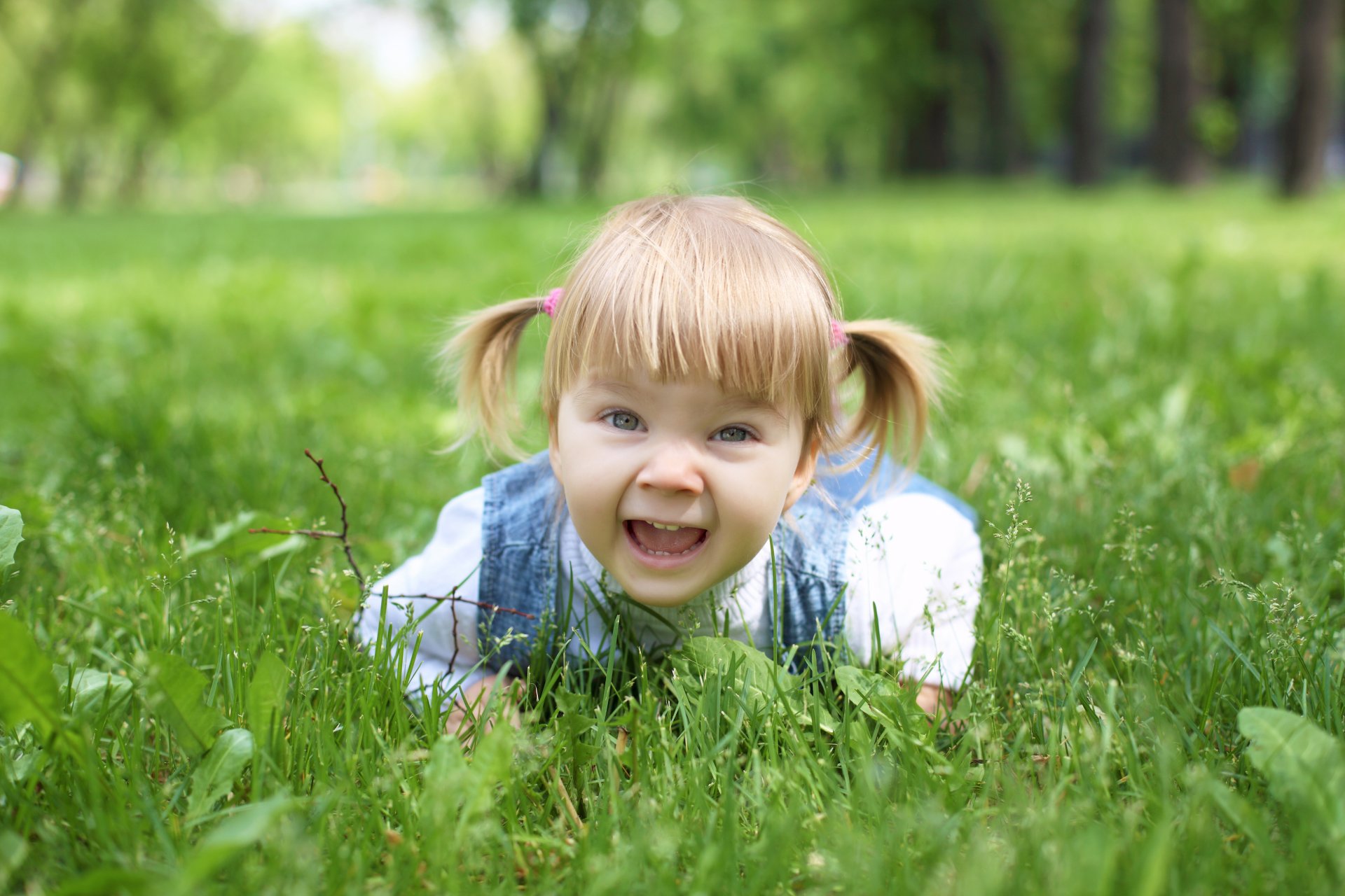 niña con estilo sonriendo felicidad bebé infancia hierba parque niña con estilo niños