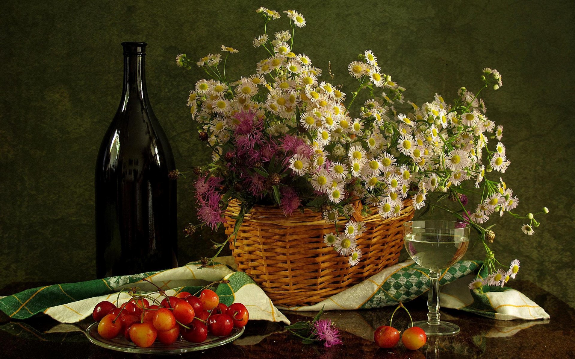 naturaleza muerta cesta flores crisantemos botella copa de vino cerezas dulces servilleta