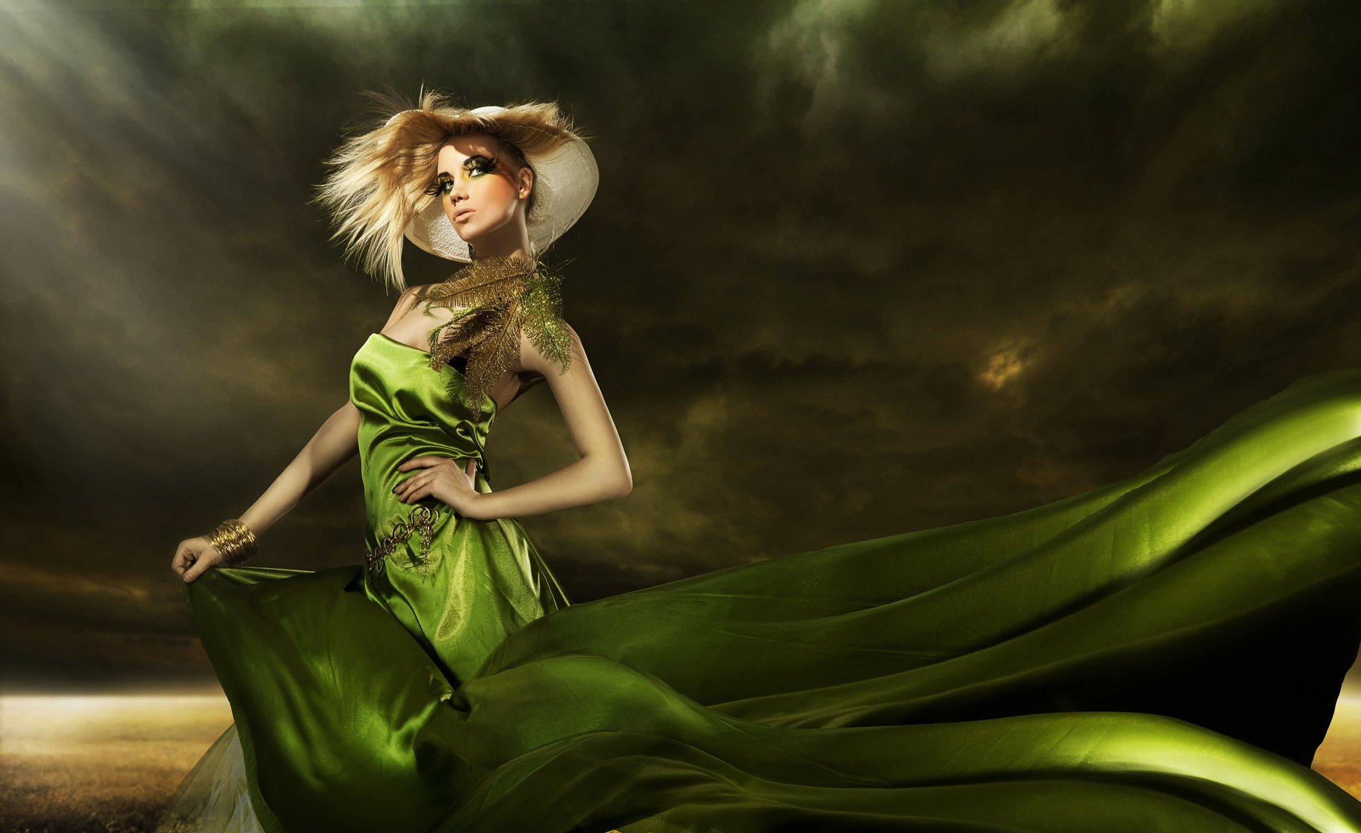 chicas de moda vestido verde maquillaje peinado elegante sombrero plumas