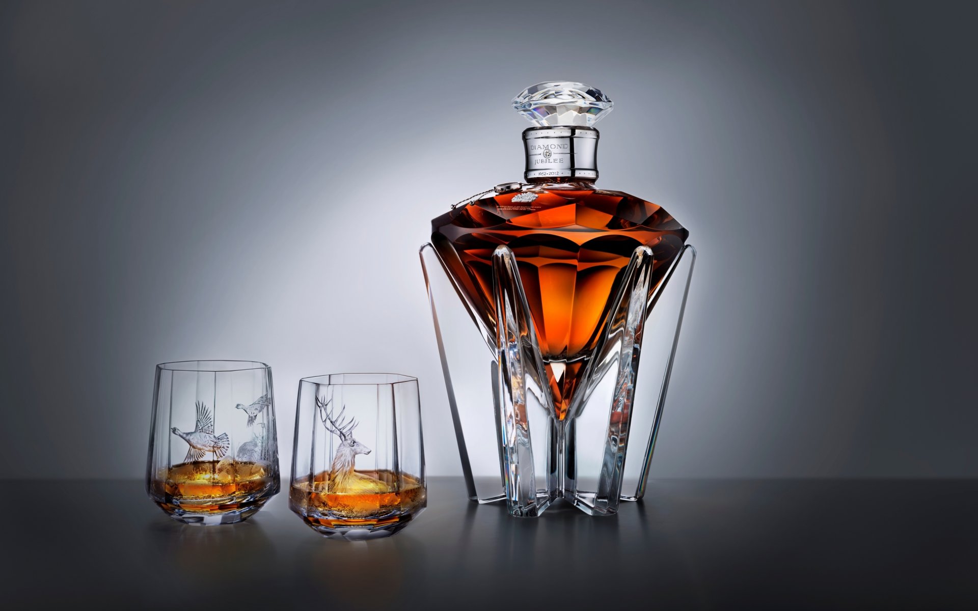 johnnie walker whisky diamante pequeños vasos de vidrio ciervos patos mesa botella de vidrio