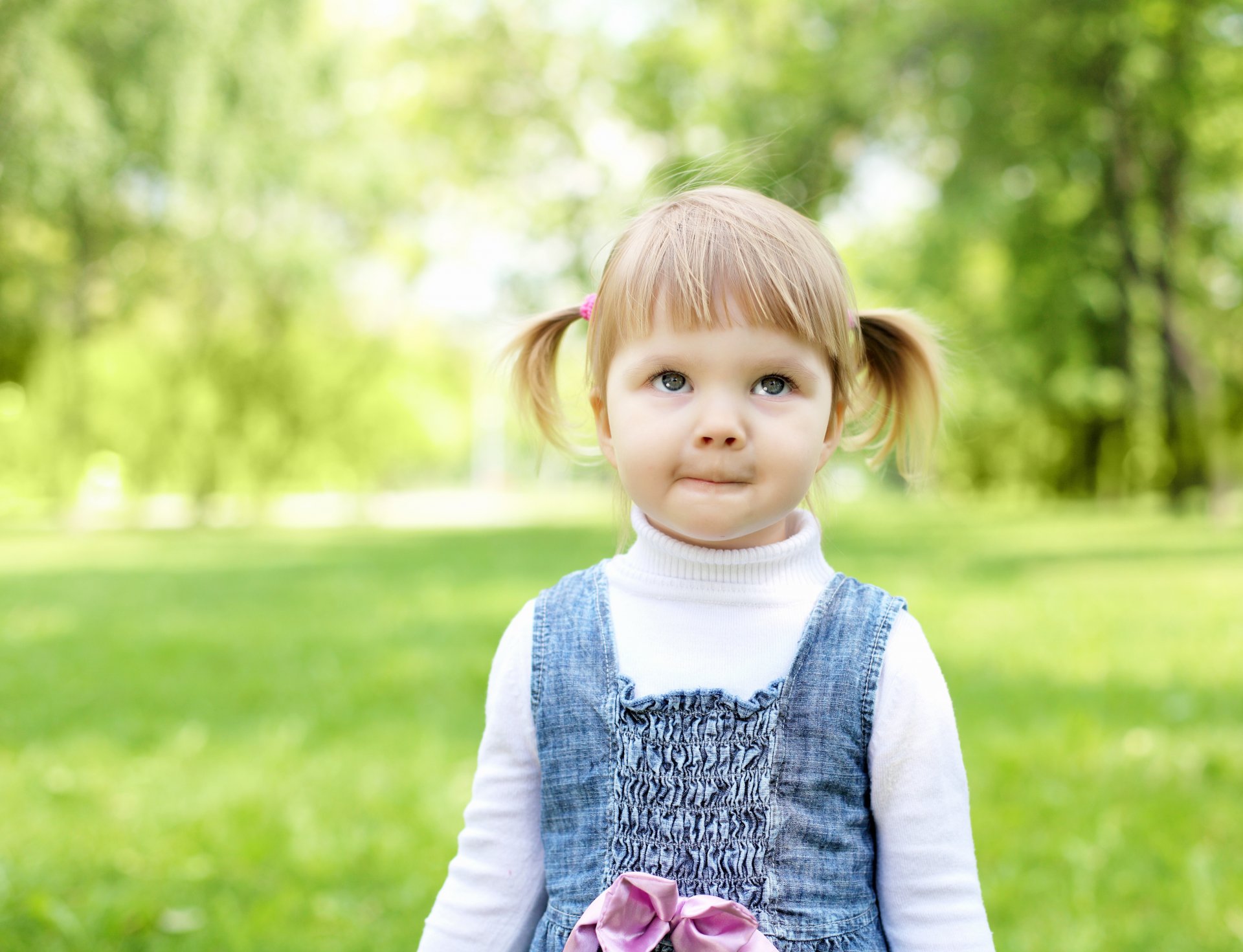 stylowa dziewczyna szczęście dziecko dzieciństwo blond mała dziewczynka ładna styl szczęśliwy park drzewa ogród dzieci śmieszne blond mała dziewczynka piękna słodkie szczęśliwy drzewo