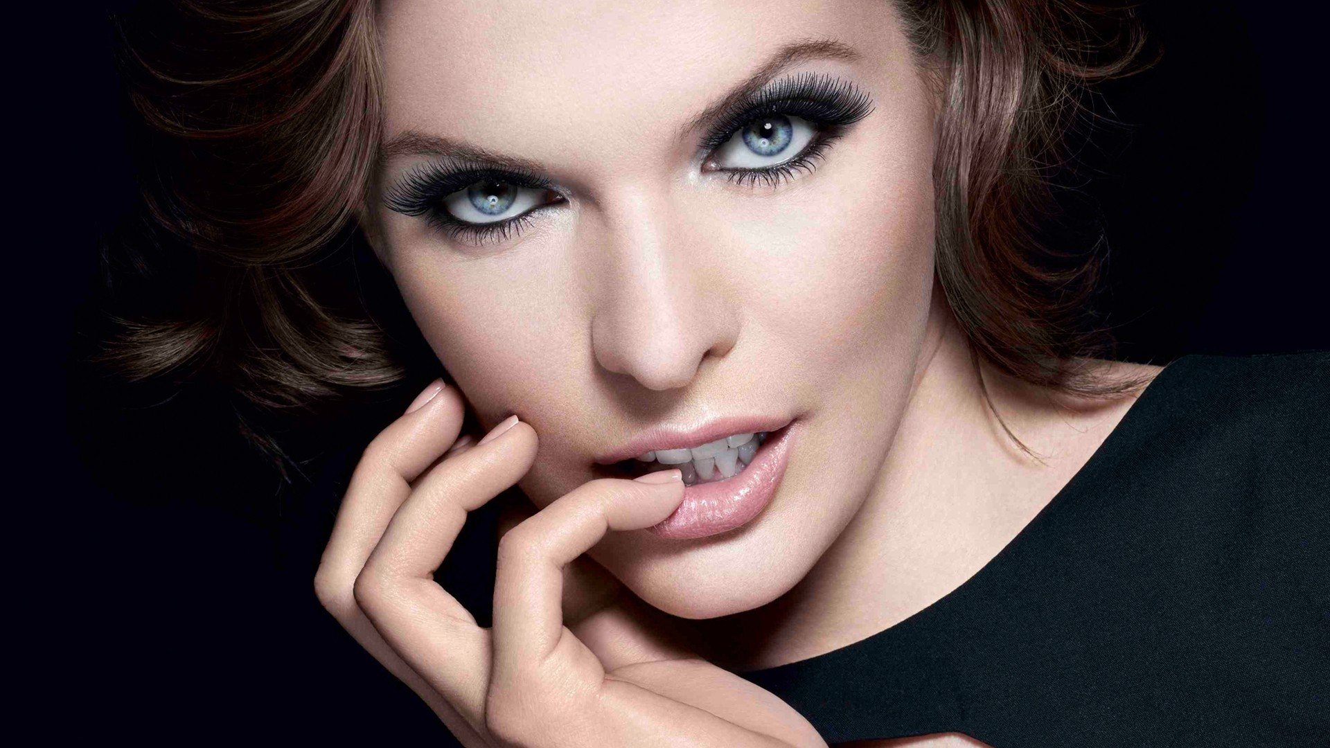 milla jovovich dziewczyna aktorka styl twarz ręka spojrzenie oczy