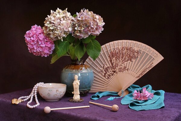 Combinando un abanico con hermosas hortensias