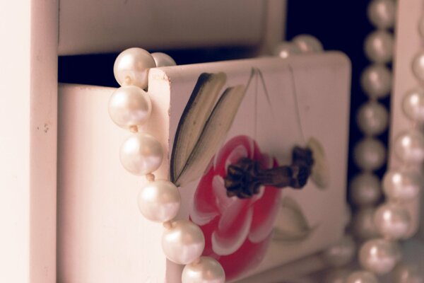 A box with a pattern and white beads