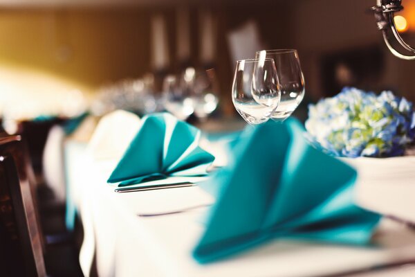 Serving a festive table in blue tones