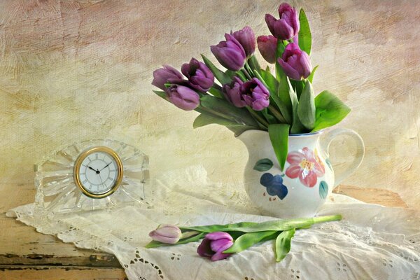 Tulipes violettes dans un vase sur une table