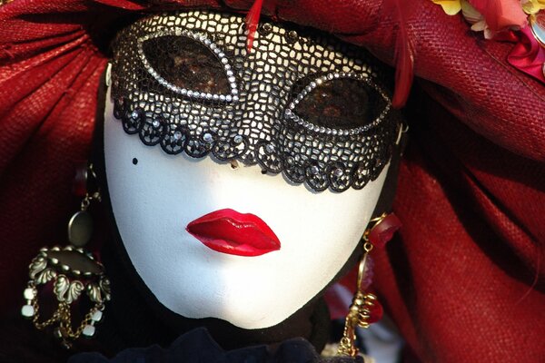 Maschera bianca di carnevale con velo