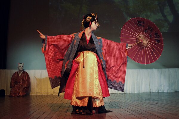 Cosplay für eine maskierte Geisha und eine Katze