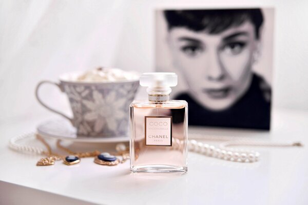 Chanel Coco Mademoiselle auf Tasse Hintergrund