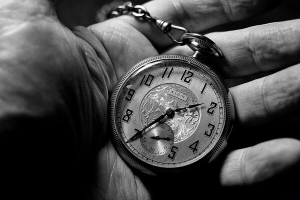 Photo en noir et blanc d une montre-bracelet dans la paume de votre main