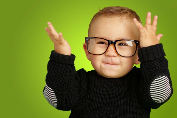 Enfant heureux avec des lunettes