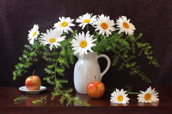 Nature morte composée de cruche, pommes et marguerites