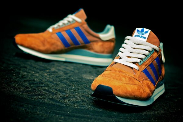 Zapatillas Adidas naranja con rayas azules