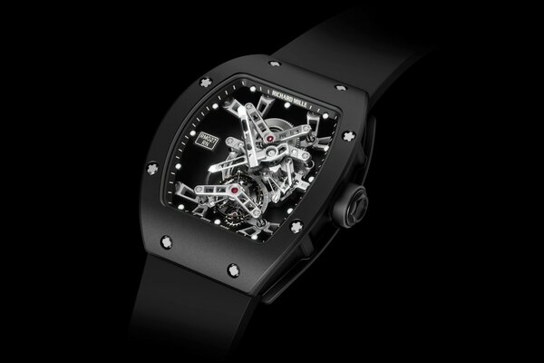 Horloge noire Richard sur fond noir