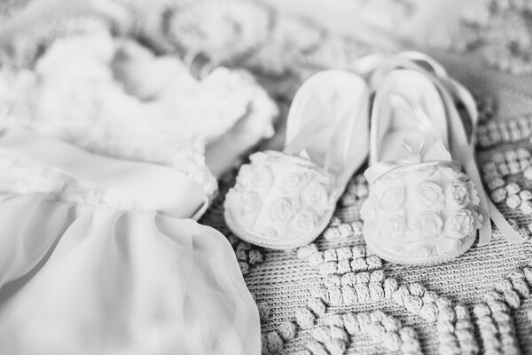 Photo en noir et blanc. Robe et chaussures pour enfants