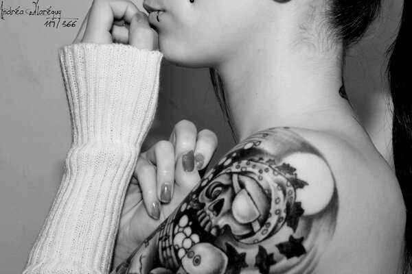 Belle fille avec un tatouage sur l épaule