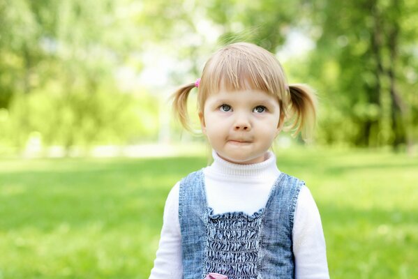 Petite fille de bonheur dans le parc