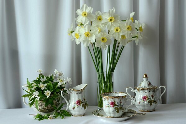 Tee-Set und weiße Blumen